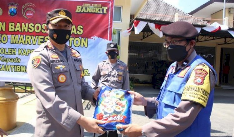 Kapolres Jember, AKBP Arif Rachman Arifin saat penyerahan secara simbolis Bansos PPKM kepada perwakilan Bhabinkamtibmas di Mapolres Jember/Ist