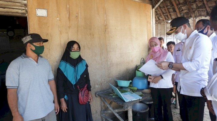 Bupati Tuban Kroscek Bansos Secara langsung ke Rumah keluarga Penerima Maafaat di Kecamatan Plumpang Tuban