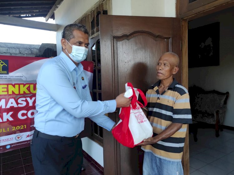 Kepala Kantor Imigrasi Ponorogo, Perdemuan Sebayang saat memberikan bantuan ke Joko, Warga terdampak Covid-19/RMOLJatim 