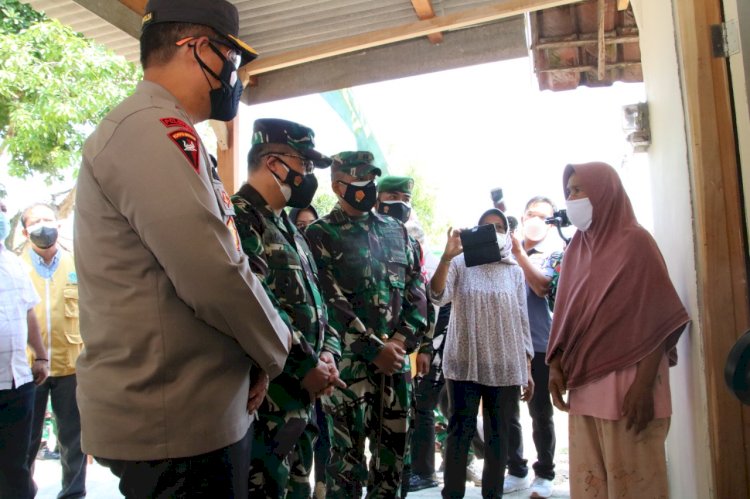 Kasdam V Brawijaya dan Wakapolda Jatim saat meninjau rumah tidak layak huni di Lamongan/RMOLJatim