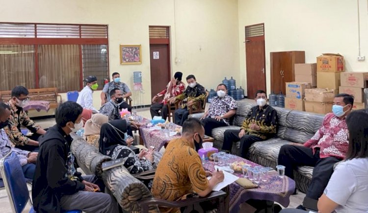 Rombongan Komisi II DPRD Kabupaten Probolinggo saat sidak ke Gudang tembakau/RMOLJatim