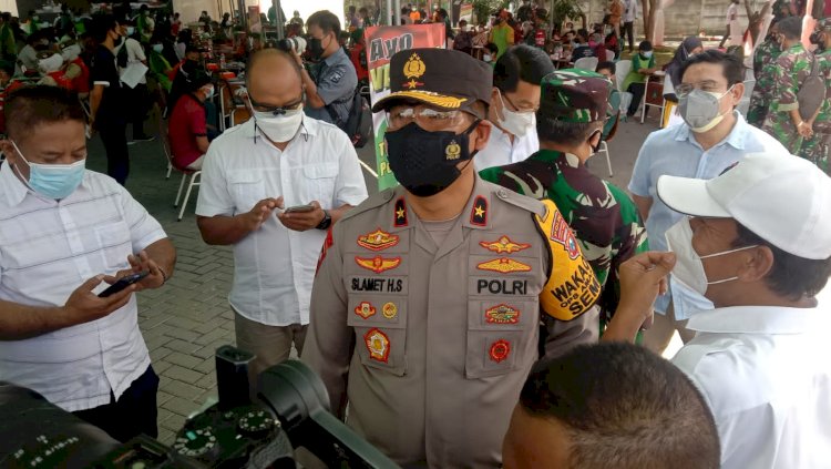 Wakapolda Jatim, Brigjen Pol Slamet Hadi Supraptoyo saat meninjau vaksinasi di Kecamatan Kedumpring, Lamongan/RMOLJatim