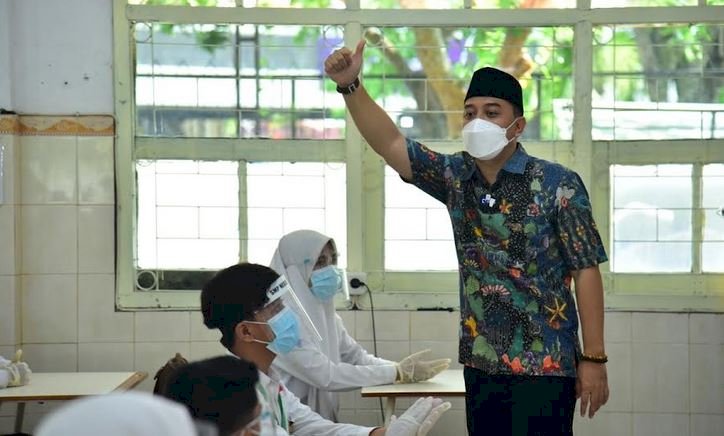 Wali Kota Eri saat mengajar di SMPN 1 Surabaya/RMOLJatim