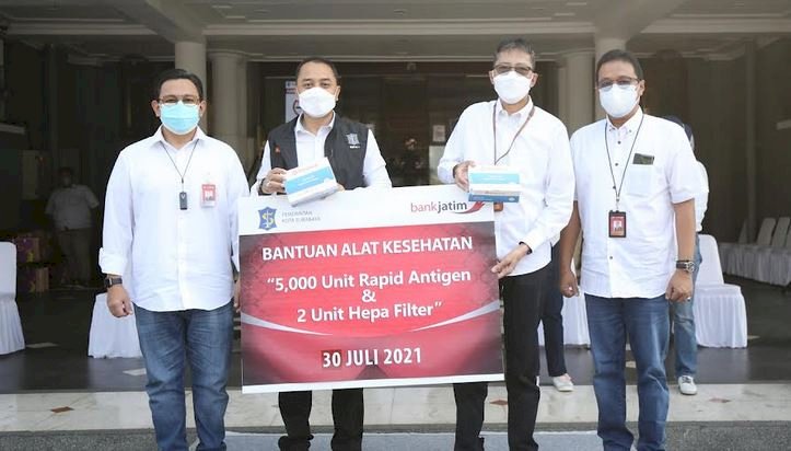 Wali Kota Eri saat menerima bantuan dari PT Bank Jatim Tbk/RMOLJatim