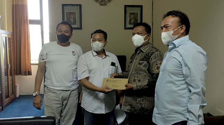 Apdesi Kabupaten Probolinggo, menyerahkan surat permohonan audiensi pada Wakil Ketua DPRD Kabupaten Probolinggo, Lukman Hakim/RMOLJatim.