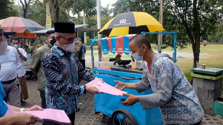 Bupati Bondowoso saat serahkan bantuan secara simbolis/RMOLJatim