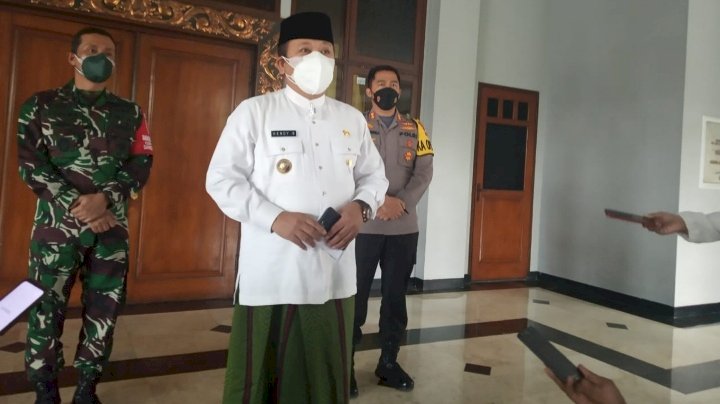 Bupati Jember Hendy Siswanto, saat memberikan keterangan pers bersama Kapolres Jember AKBP Arif Rachman Arifin dan Dandim Jember letkol infanteri  La Ode Muhammad Nurdin