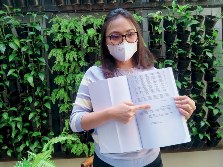 Advokat Straussy Tauhiddinia Qoyumi menunjukkan BAP yang tidak ditangani penyidik maupun saksi/RMOLJatim