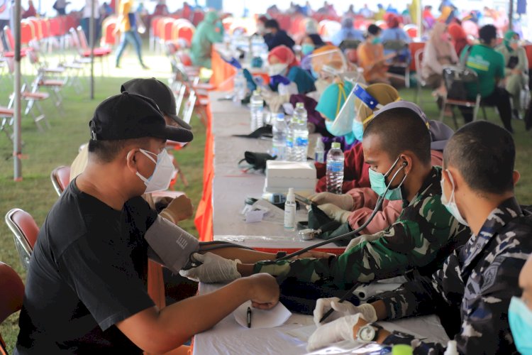 Warga Surabaya saat melakukan vaksinasi massal dosis kedua khusus AstraZeneca (AZ) di Lapangan Thor/RMOLJatim