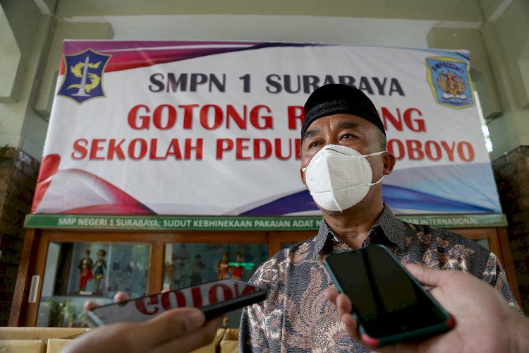 Kepala SMP Negeri 1 Surabaya, Akhmat Suharto di posko bantuan 'Gotong Royong Sekolah Peduli Suroboyo' di halaman sekolah/RMOLJatim