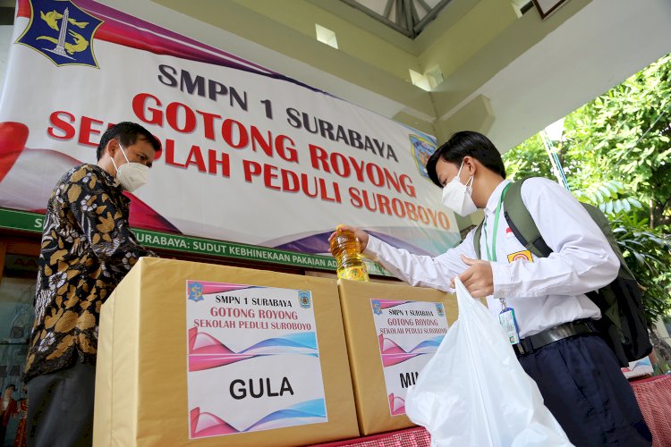 Siswa SMPN 1 Surabaya donasikan kebutuhan bahan pokok ke posko bantuan 'Gotong Royong Sekolah Peduli Suroboyo' di halaman sekolahnya/RMOLJatim