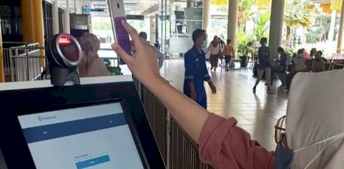 Calon penumpang di bandara AP II wajib melakukan scan barcode aplikasi PeduliLindungi sebelum melakukan perjalanan penerbangan/Ist