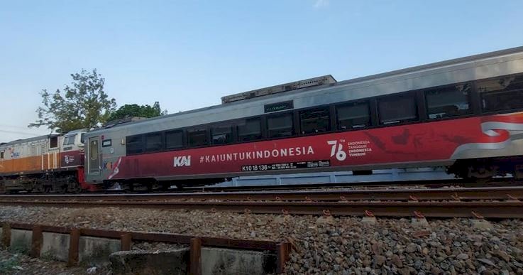 PT Kereta Api Indonesia (Persero) memasang livery khusus pada Lokomotif dan Kereta serta ornamen HUT RI /Ist