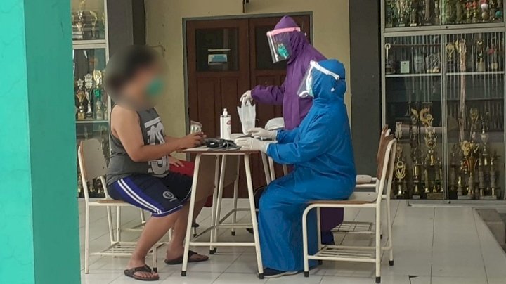 Warga saat melakukan isolasi di rumah sehat/ist