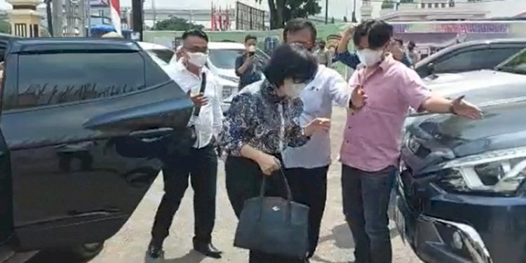 Anak bungsu Almarhum Akidi Tio, Heriyanti saat diamankan Polda Sumsel/Net