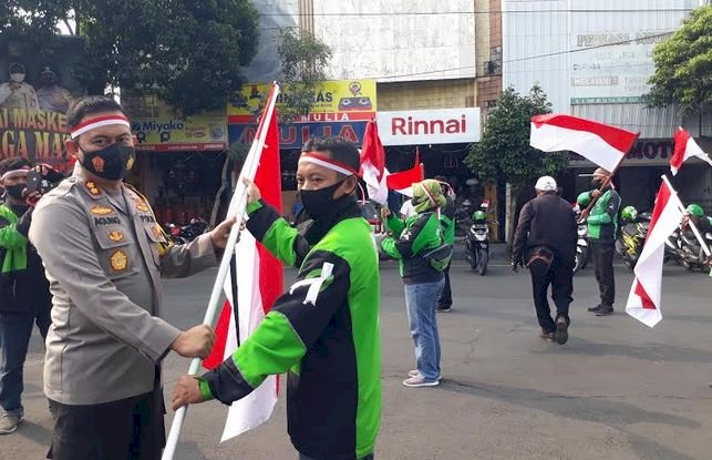 Kapolres Jombang, Ojol, PKL Kibarkan bendera Merah Putih/RMOLJatim