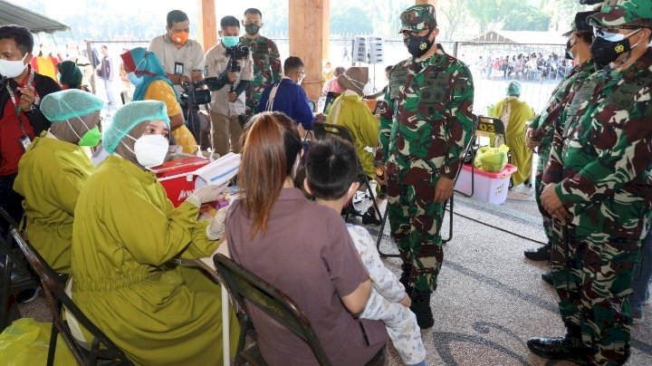Pangdam saat meninjau vaksinasi di Lapangan Makodam V/Brawijaya, Surabaya/ist