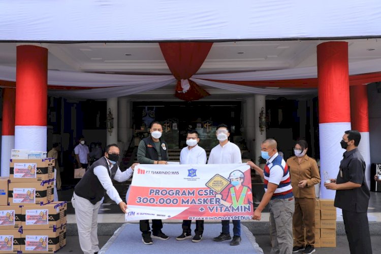 Wali Kota Eri saat menerima bantuan dari PT Tjakrindo Mas/RMOLJatim