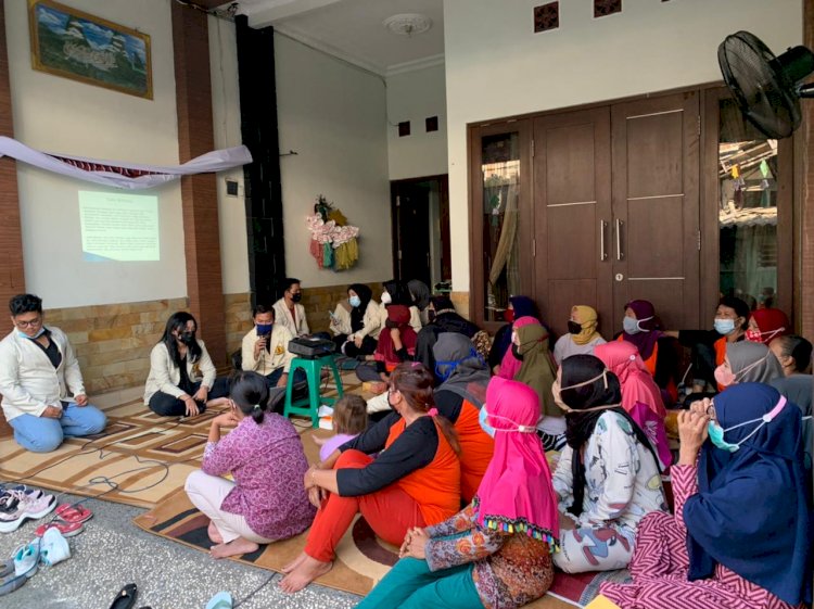 suasana penyuluhan hukum Mahasiswa FH UWKS di Kecamatan Sukomanunggal Surabaya/Ist