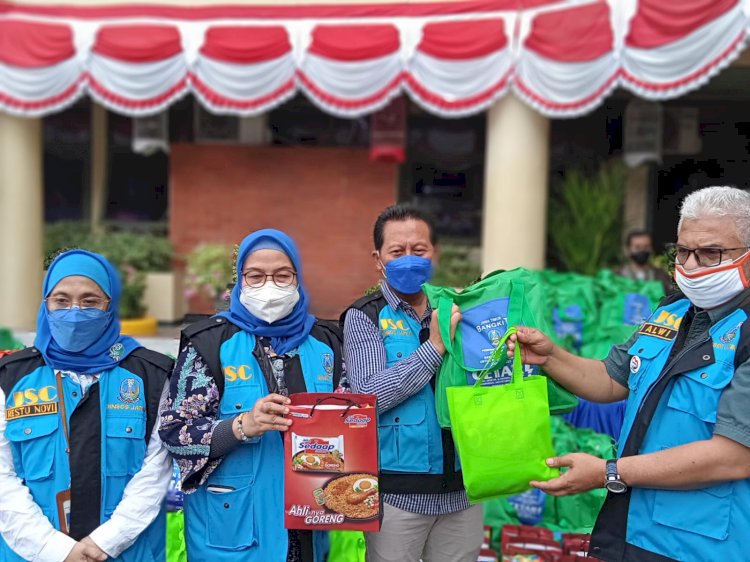 Kadinsos Jatim saat menyerahkan paket sembako kepada LDP untuk diberikan pada anak-anak.yang ditinggal orang tuanya korban Covid-19/RMOLJatim