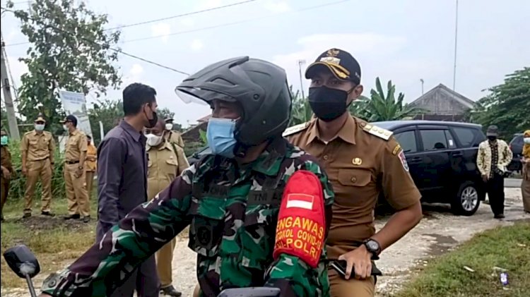 Bupati Lindra dibonceng motor oleh Kapten Inf Istoha saat menuju Waduk Jabung Ring Duke di Desa Simorejo Widang, Tuban/RMOLJatim