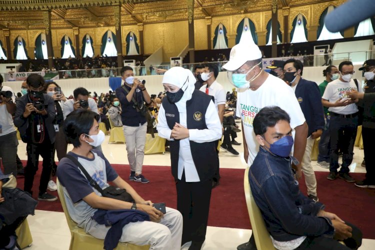 Gubernur Khofifah saat meninjau vaksinasi di Grand City Mall Surabaya/Ist