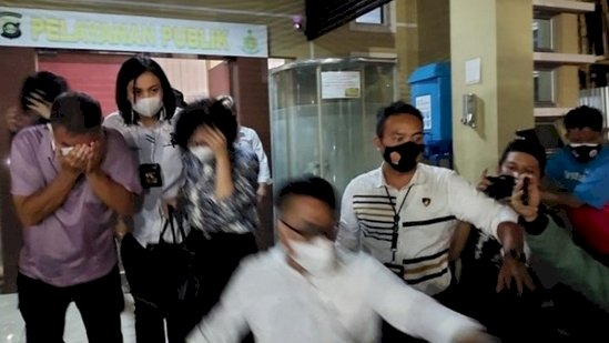 Putri bungsu Akidi Tio, Heriyanti bersama keluarga usai diperiksa Polda Sumsel/RMOLSumsel