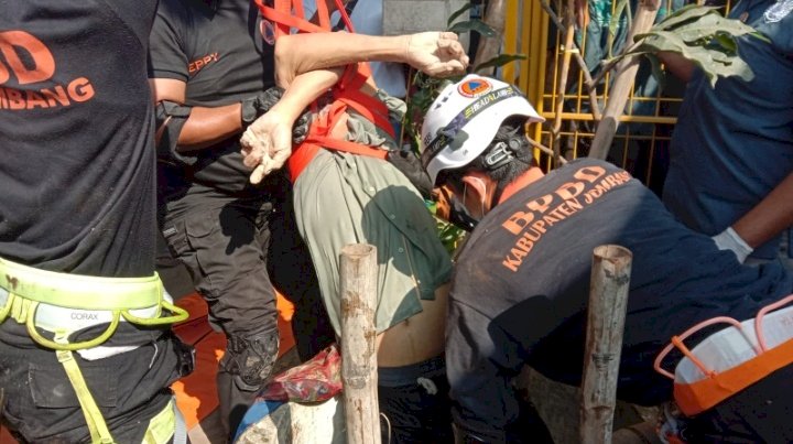 Evakuasi pelaku gantung diri/ ist