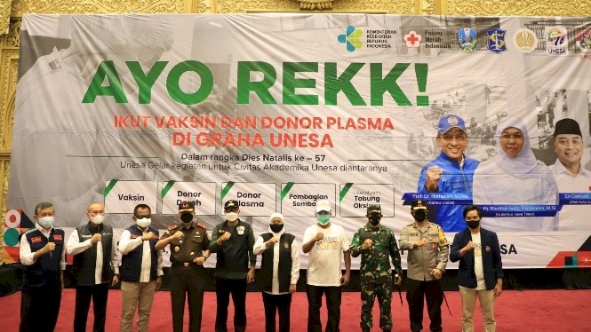 Wali Kota Eri bersama Gubernur dan Forkopimda Jatim meninjau vaksinasi di Unesa/RMOLJatim