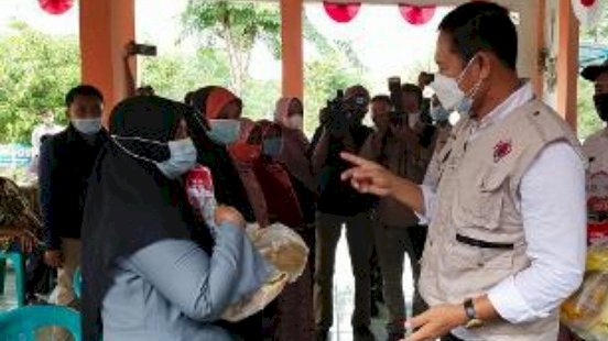 Bupati Lamongan Yuhronur menyerahkan Bansos di Balai Desa  Bulu Margi Kecamatan Babat Lamongan secara Simbolis/Poto/Atmo/RMOL Jatim