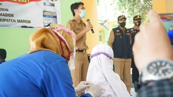 Siswa SMPN 1 Geger kabupaten Madiun Jawa timur menjalani vaksin bersama 