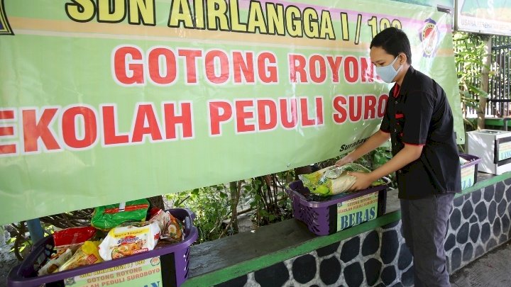 Pelajar SD Negeri Airlangga 1 Surabaya saat menyalurkan bantuan/RMOLJatim