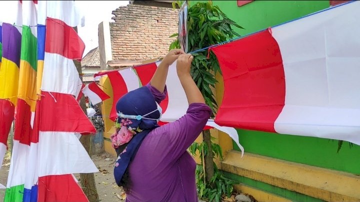 Penjual bendera di Pesantren Kota Kediri