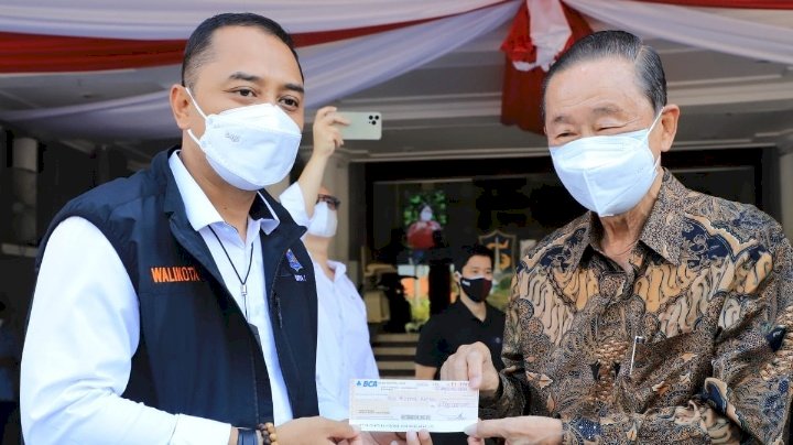 Wali Kota Eri menerima bantuan uang tunai Rp 2 miliar dari Dirut PT HWT Heru Budi Hartono/RMOLJatim