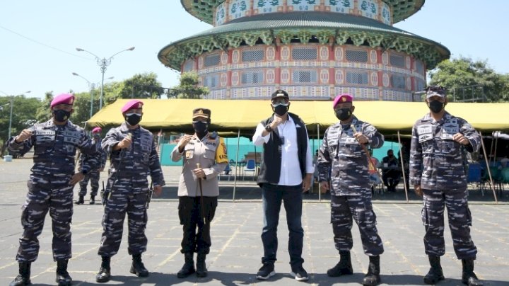 Petinggi Pasmar 2 dan jajarannya bersama Wali Kota Eri dan Kapolres Pelabuhan Tanjung Perak saat meninjau serbuan vaksinasi di area wisata Kenpark/RMOLJatim
