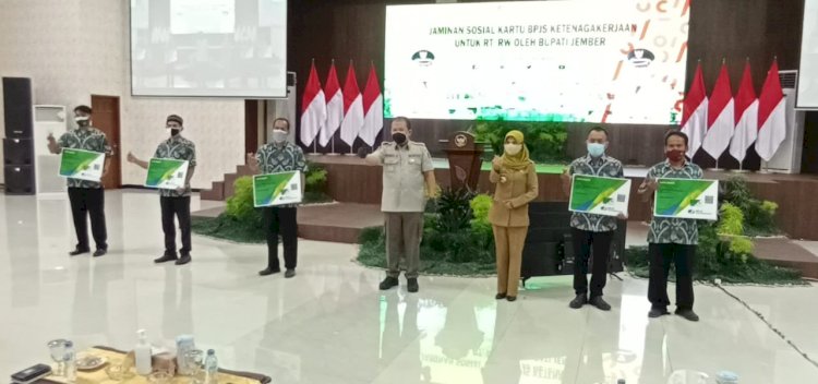 Bupati Jember, Hendy Siswanto saat menyerahkan bantuan BPJS Ketenagakerjaan secara simbolis kepada asli waris/RMOLJatim