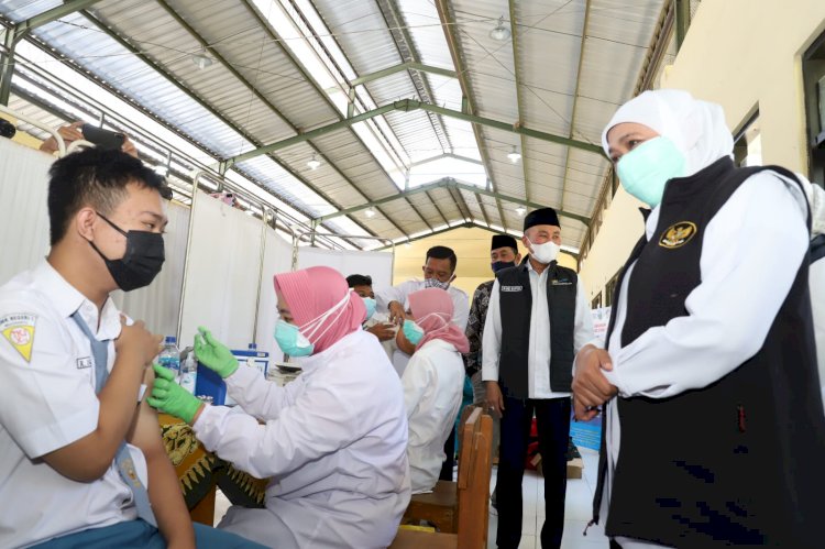 Gubernur Khofifah saat meninjau vaksinasi di SMKN 1 Mojokerto/Ist