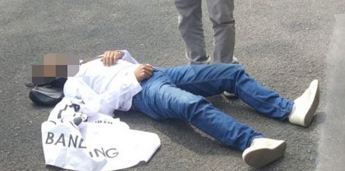 Ketua Harian AKAR, Gan Bondillie, terkapar di tengah jalan usai melakukan percobaan bunuh diri di Bandung/Ist