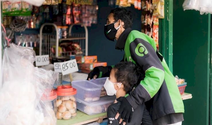 Mitra driver Gojek memanfaatkan bantuan belanja sembako/Ist