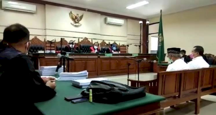 Tatang Istiawan Witjaksono dan Matan Bupati Trenggalek, Suharto saat menjalani sidang perdana kasus korupsi pengadaan mesin percetakan, di Pengadilan Tipikor Surabaya, Senin 17 Februari 2020/RMOLJatim