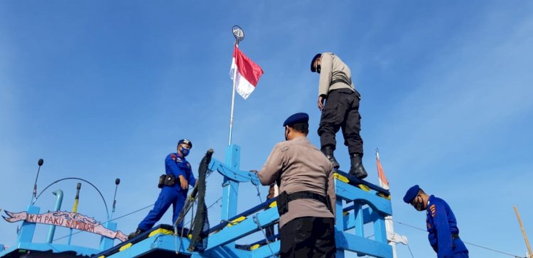 Satpolair Polres Probolinggo saat mengganti Bender Merah Putih yang telah usang di Kapal Nelayan/Ist