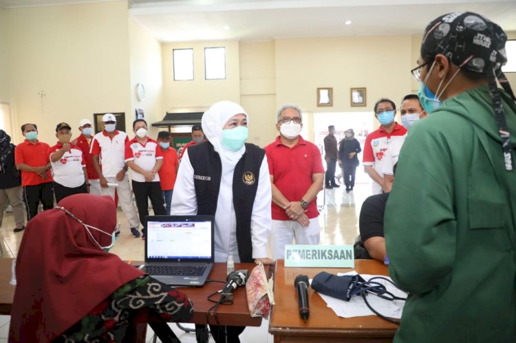 Gubernur Khofifah saat meninjau pelaksanaan donor Plasma Konvalesen/Ist