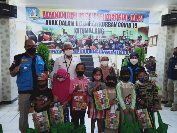 Kadinsos Jatim, Alwi bersama 25 anak di Malang yang kehilangan orang tuanya/Ist