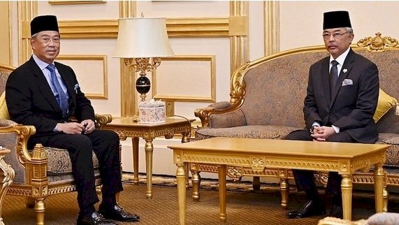 Seri Paduka Baginda Yang di-Pertuan Agong Al-Sultan Abdullah Ri'ayatuddin Al-Mustafa Billah Shah Ibni Almarhum Sultan Haji Ahmad Shah Al-Musta'in Billah (kanan) menerima Perdana Menteri Tan Sri Muhyiddin Yassin sebelum rapat kabinet di bulan Oktober 2020 yang lalu./Facebook Istana Negara