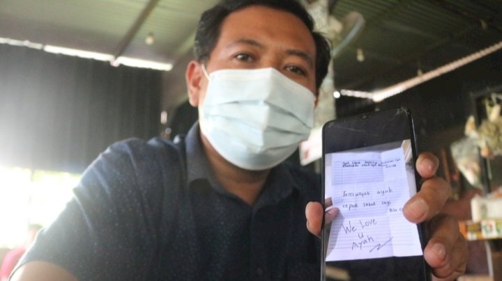 Yanas menunjukkan surat anak / Ist