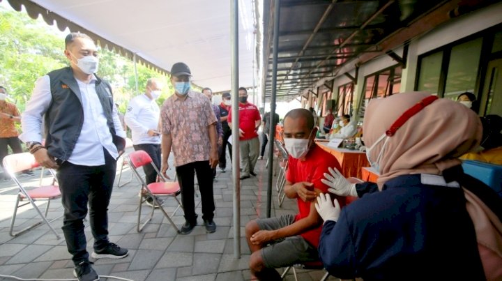 Wali Kota Eri meninjau pelaksanaan vaksinasi massal di Liponsos Keputih/RMOLJatim