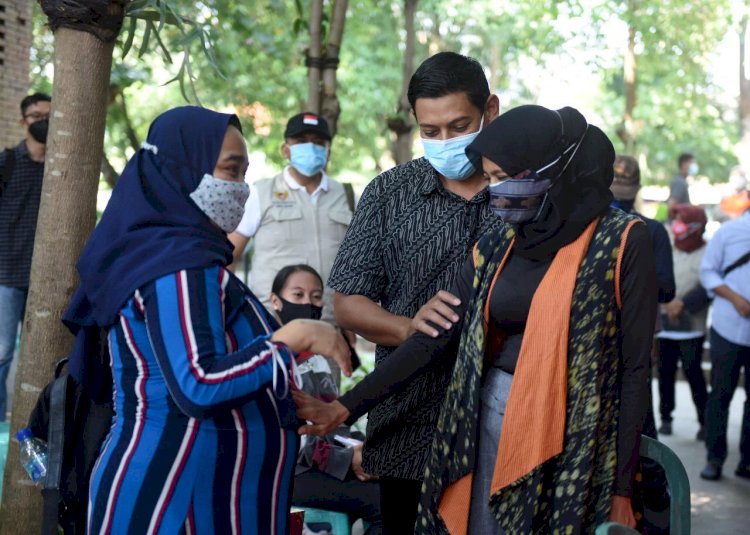 Wali Kota Kediri dan Ketua TP PKK, saat melihat vaksinasi ibu hamil/RMOLJatim