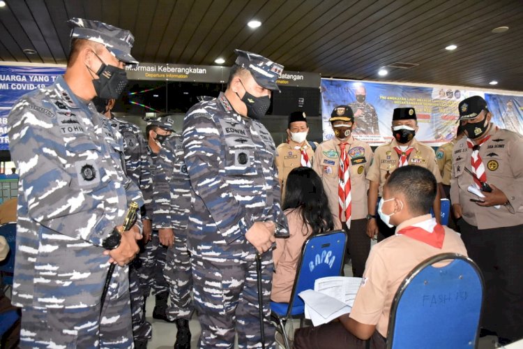 Komandan Pusat Penerbangan TNI Angkatan (Danpuspenerbal) Laksamana Muda TNI Edwin, S.H., M. Han., meninjau kegiatan serbuan vaksinasi TNI AL di Bandar Udara Terminal 2 Juanda Sidoarjo/Ist