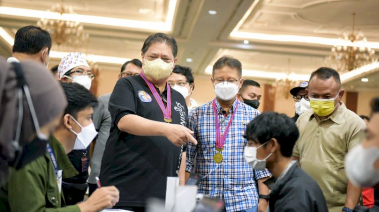 Menko Perekonomian Airlangga Hartarto (berkaos hitam)./Dok