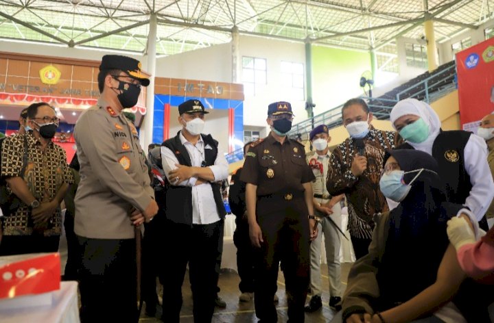 Wali Kota Eri bersama forkopimda Jatim meninjau vaksinsi di gedung serbaguna Giri Loka Universitas Pembangunan Nasional “Veteran” (UPNV) Jatim/RMOLJatim